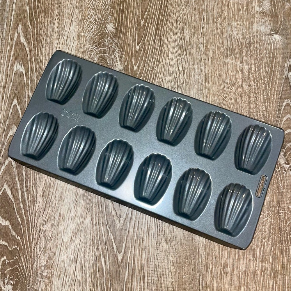 Chicago Metallic Professional Non-Stick 12-Hole Madeleine Tin